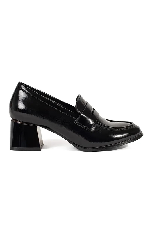 Mustad poolsaapad kõrgetel kontsadel