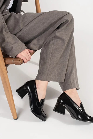 Mustad poolsaapad kõrgetel... 2