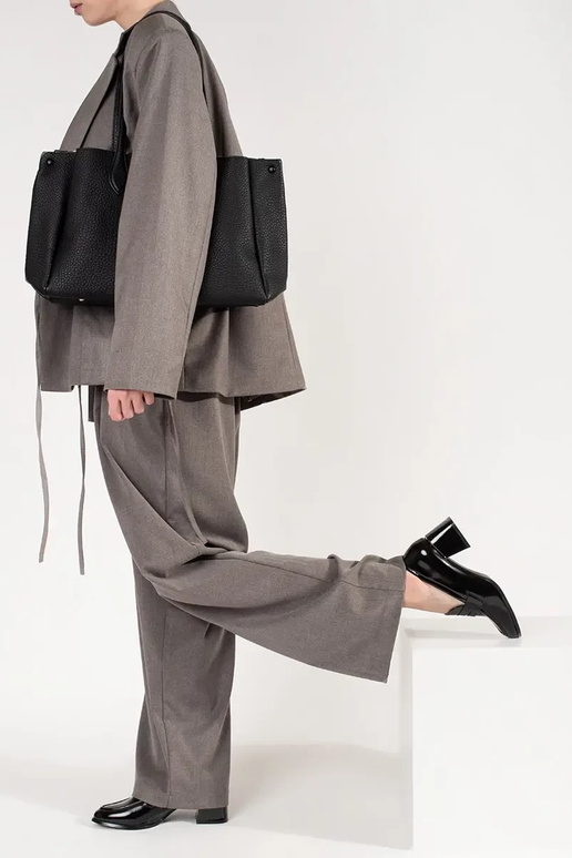 Mustad poolsaapad kõrgetel kontsadel