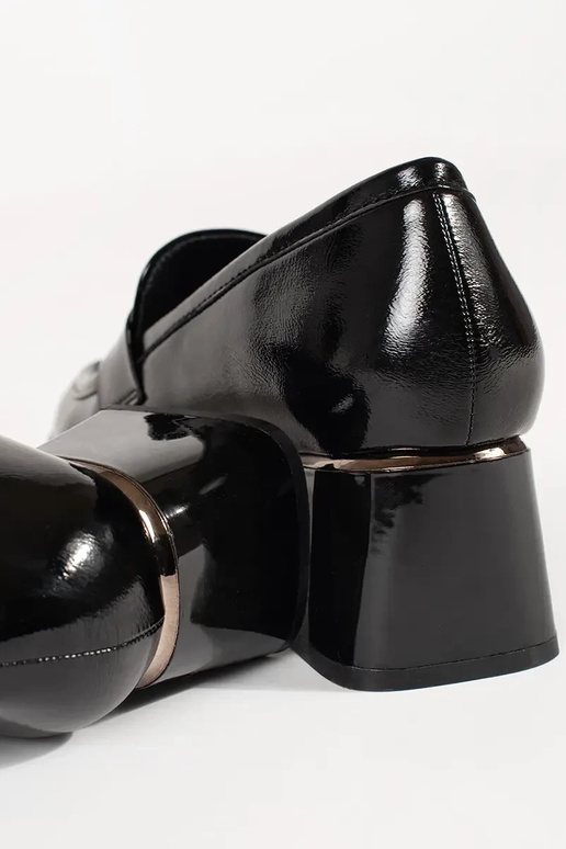 Mustad poolsaapad kõrgetel kontsadel