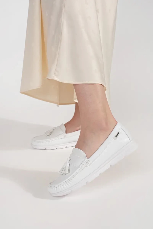 Valged mokasiinid narmastega madalal...