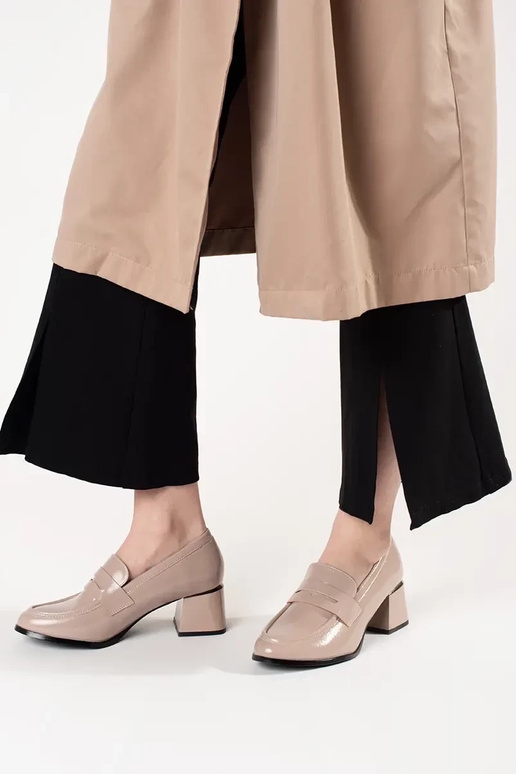 Liivakarva poolsaapad kõrgetel kontsadel Liivakarva poolsaapad kõrgetel kontsadel