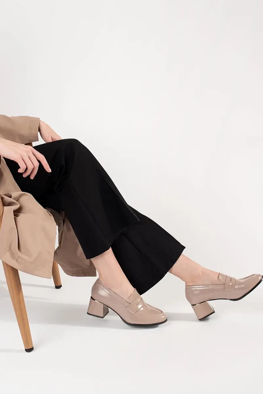 Liivakarva poolsaapad kõrgetel kontsadel Liivakarva poolsaapad kõrgetel kontsadel