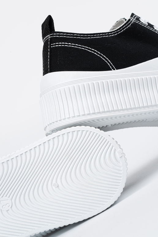 Must-valged Sneakers mudel jalatsid... Must-valged Sneakers mudel jalatsid...