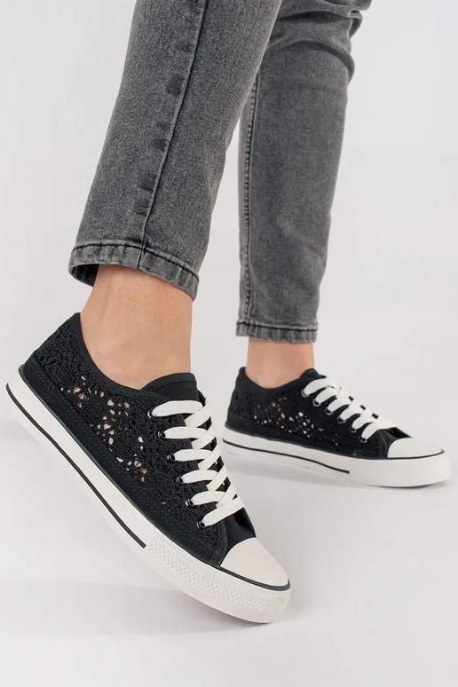 Mustad aukudega kingad Mustad aukudega kingad