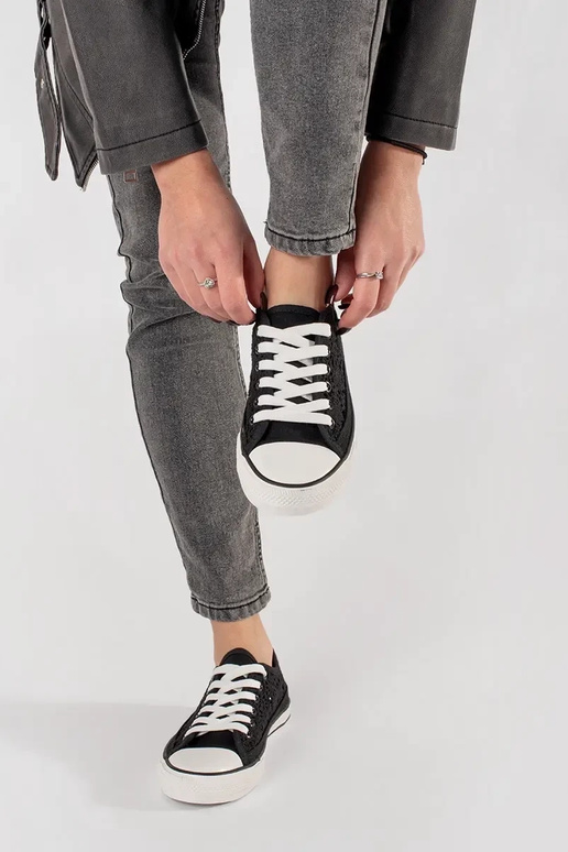 Mustad aukudega kingad Mustad aukudega kingad