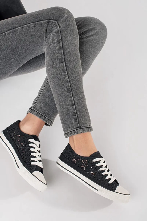 Mustad aukudega kingad Mustad aukudega kingad