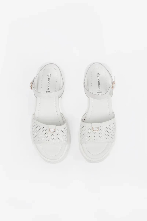 valged platvormiga sandaalid