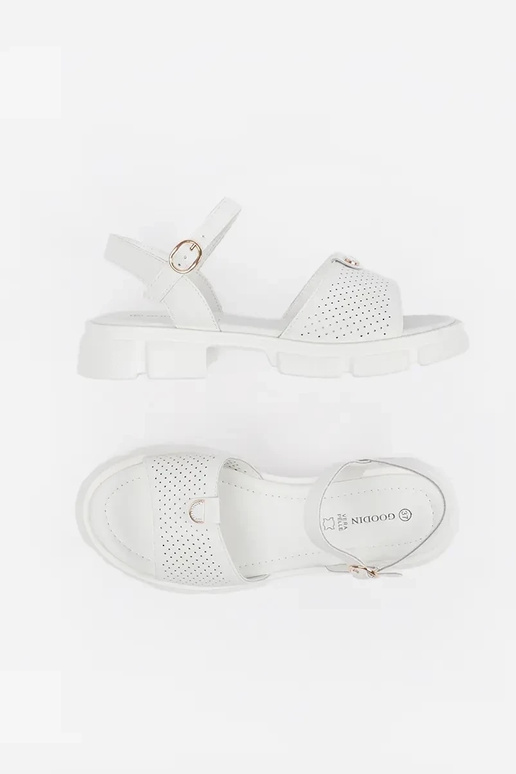 valged platvormiga sandaalid