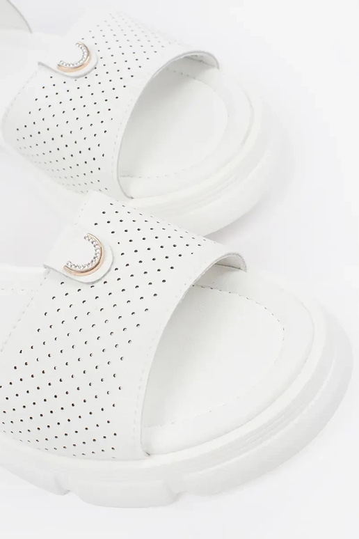 valged platvormiga sandaalid