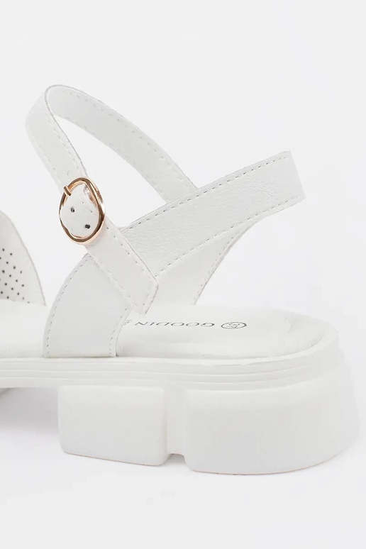 valged platvormiga sandaalid