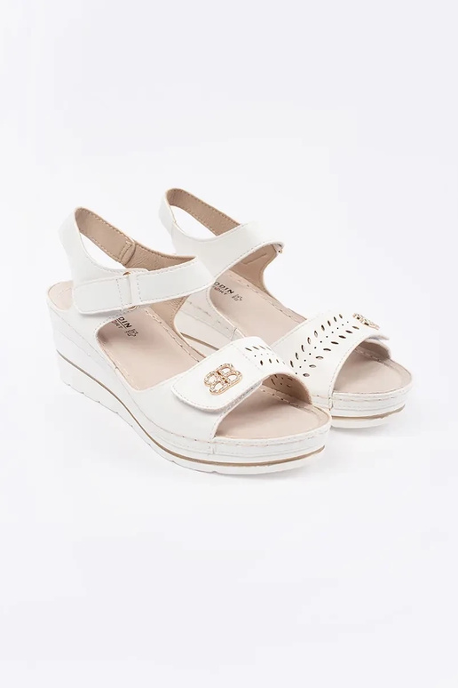 Valged platvormsandaalid avatud kontsaga