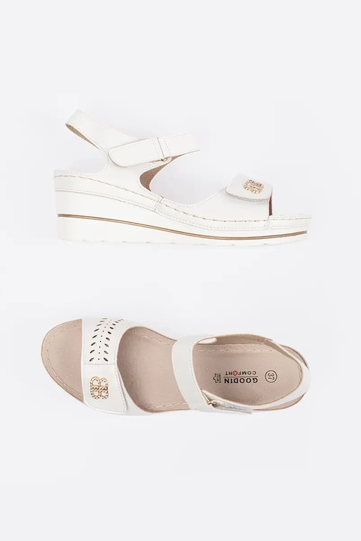 Valged platvormsandaalid avatud kontsaga