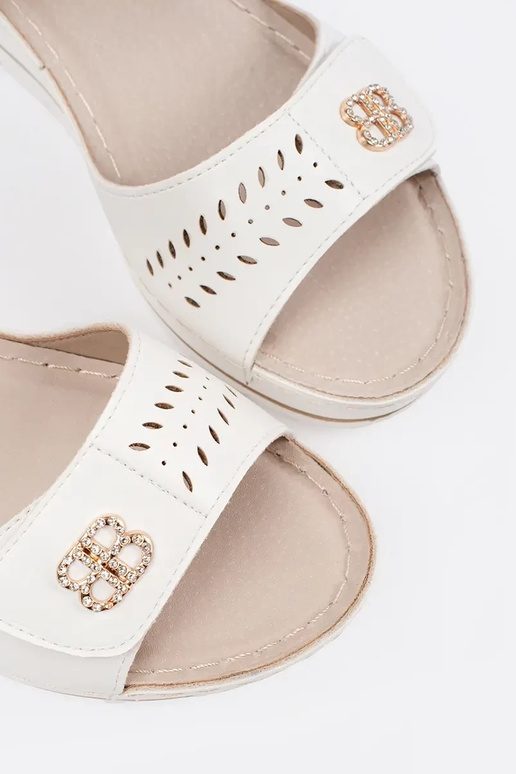 Valged platvormsandaalid avatud kontsaga