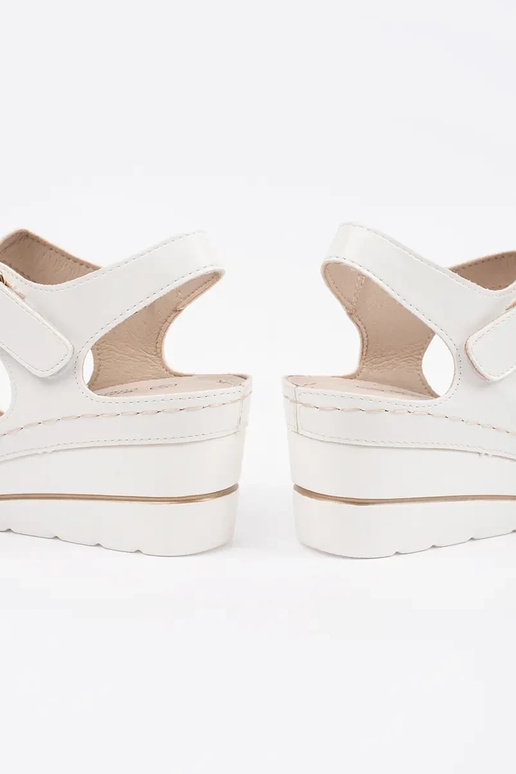 Valged platvormsandaalid avatud kontsaga
