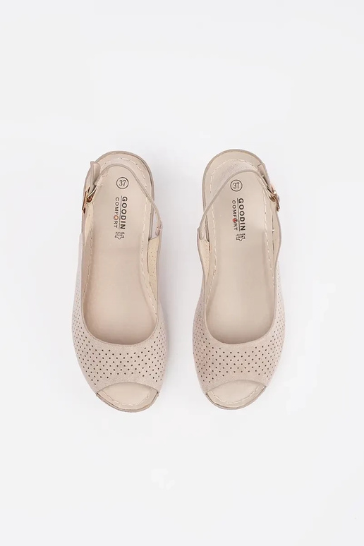 aukudega sandaalid beežil platvormil