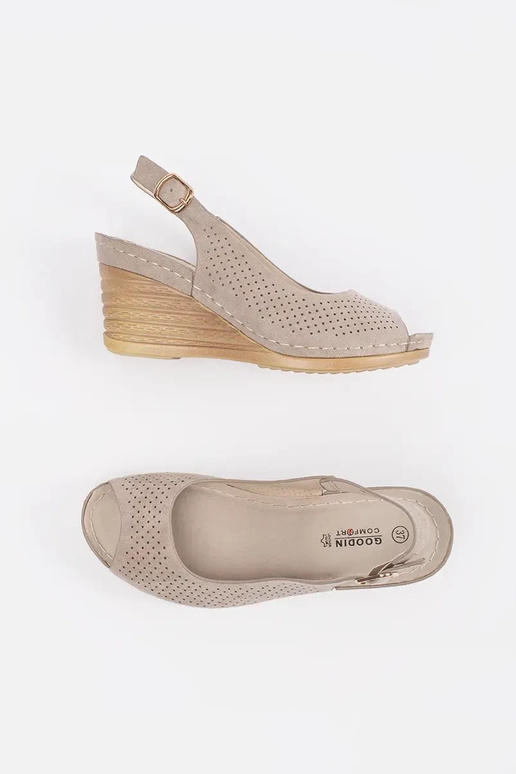 aukudega sandaalid beežil platvormil