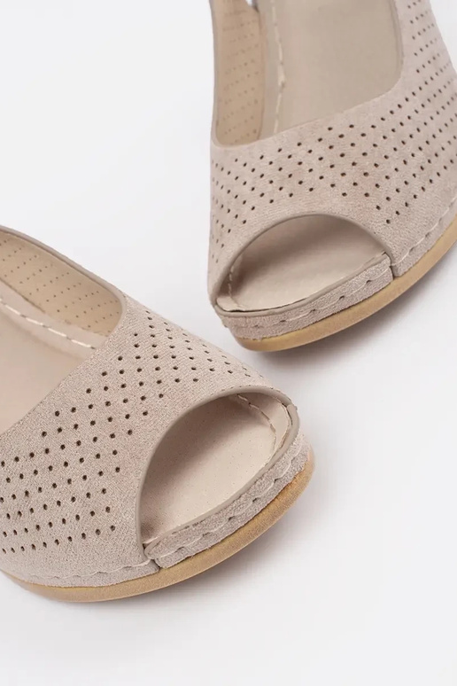 aukudega sandaalid beežil platvormil