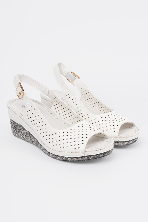 Valged avatud sandaalid