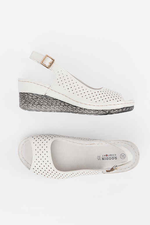 Valged avatud sandaalid