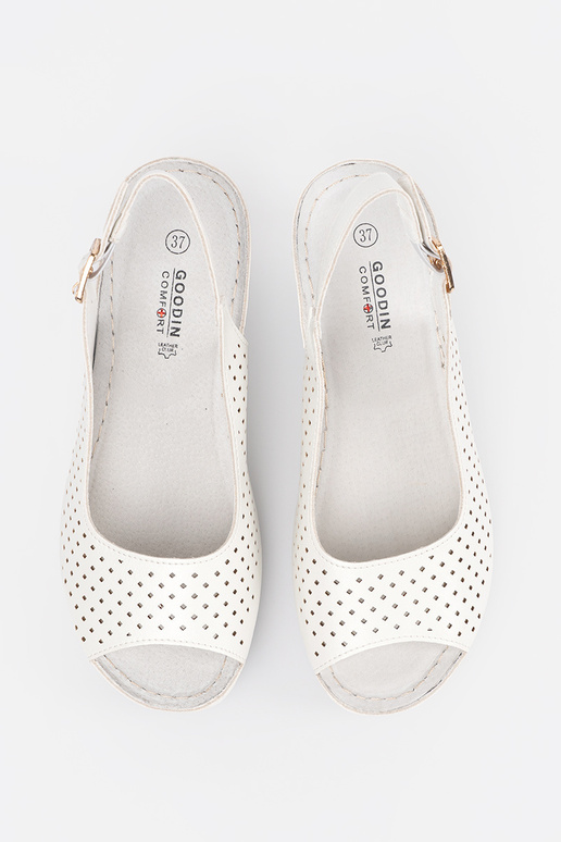 Valged avatud sandaalid