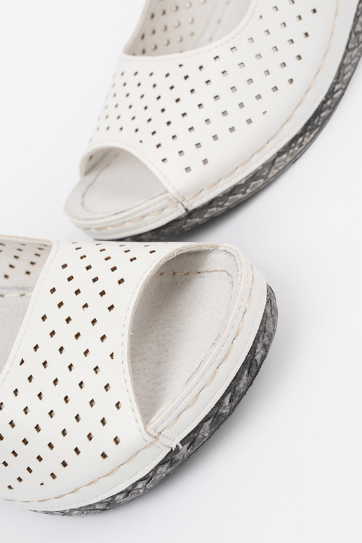 Valged avatud sandaalid