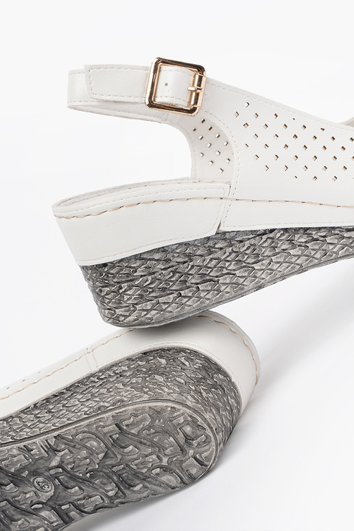 Valged avatud sandaalid