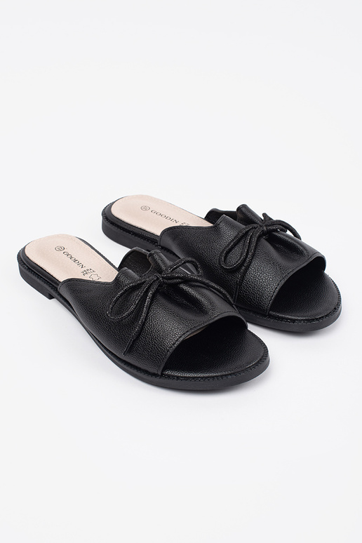 Mustad plätud kaarega