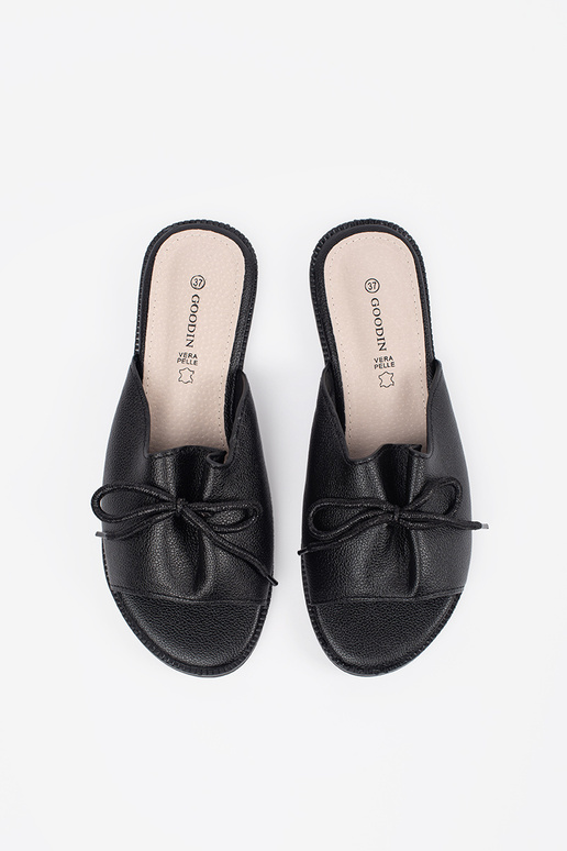 Mustad plätud kaarega