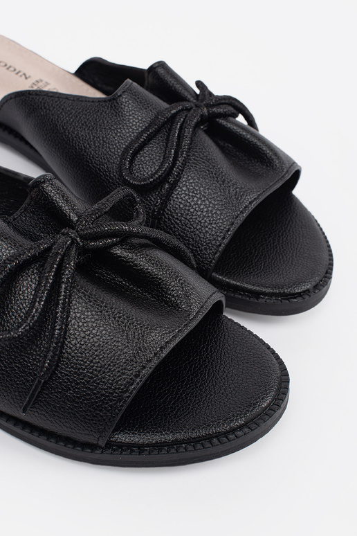 Mustad plätud kaarega