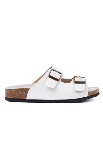 Valged plätud madalal tallal