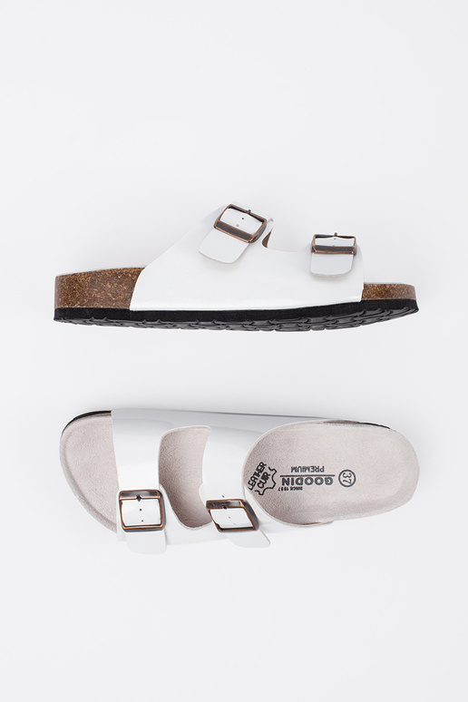 Valged plätud madalal tallal