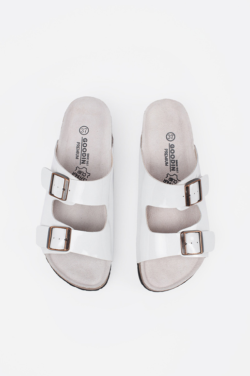 Valged plätud madalal tallal