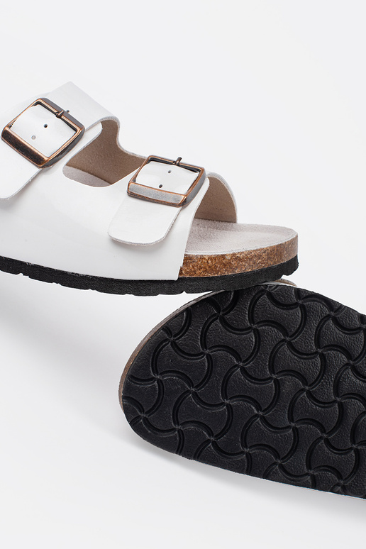 Valged plätud madalal tallal