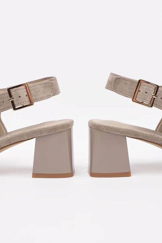 liivakarva sandaalid kontsadel nahast