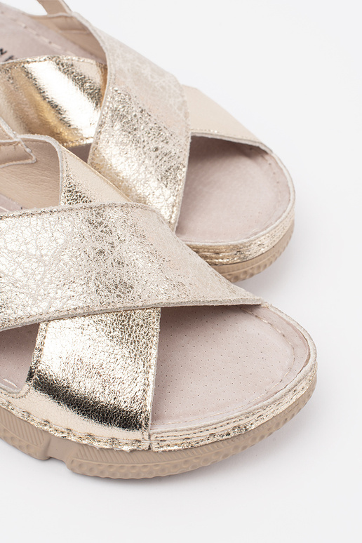 Kuldse värviga lamedad naiste sandaalid Kuldse värviga lamedad naiste sandaalid