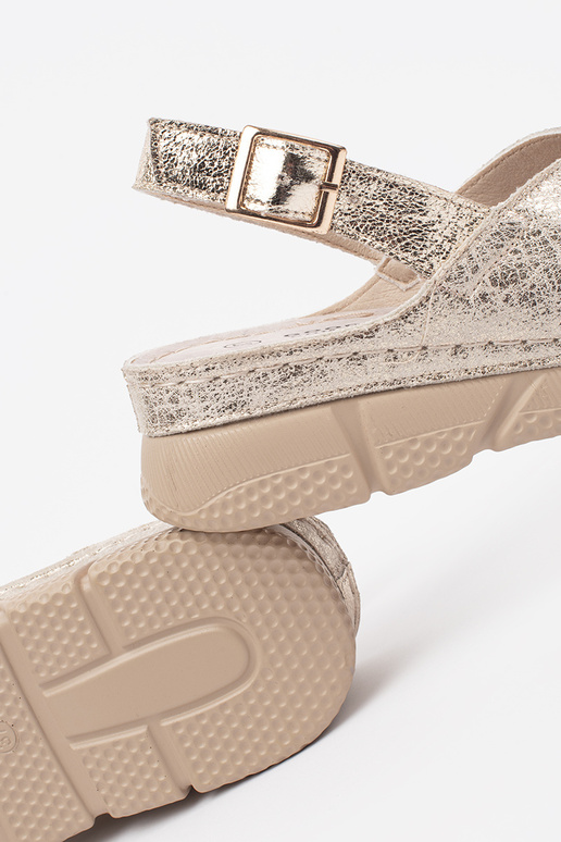 Kuldse värviga lamedad naiste sandaalid Kuldse värviga lamedad naiste sandaalid