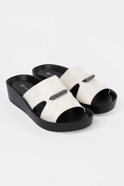 Valge-mustad madalatel kontsadel käsnad Valge-mustad madalatel kontsadel käsnad