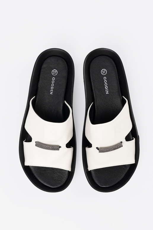 Valge-mustad madalatel kontsadel käsnad Valge-mustad madalatel kontsadel käsnad