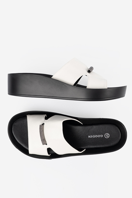 Valge-mustad madalatel kontsadel käsnad Valge-mustad madalatel kontsadel käsnad