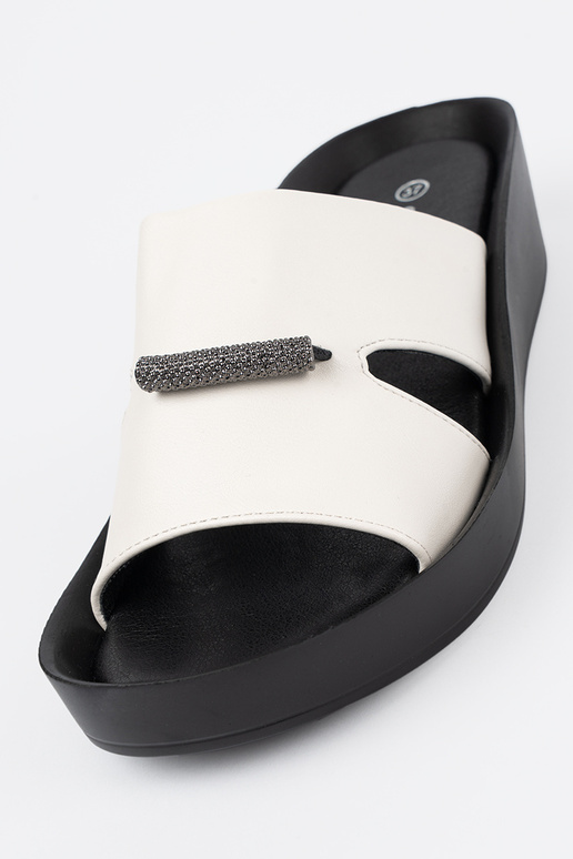 Valge-mustad madalatel kontsadel käsnad Valge-mustad madalatel kontsadel käsnad