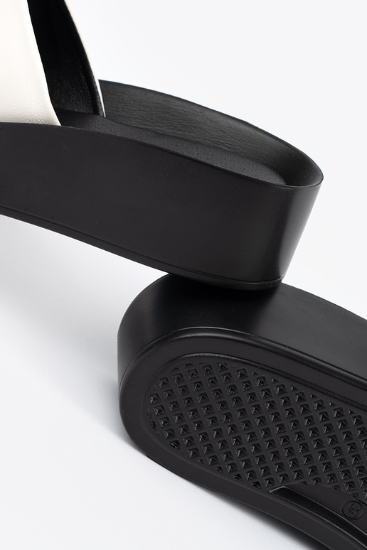 Valge-mustad madalatel kontsadel käsnad Valge-mustad madalatel kontsadel käsnad