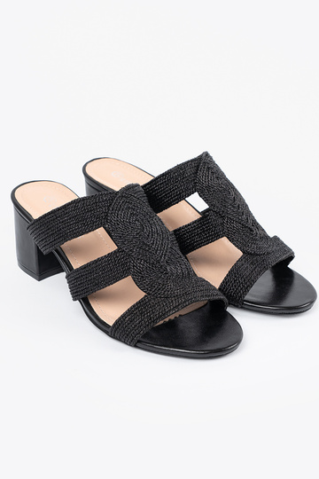 Mustade punutud sandaalid... 2