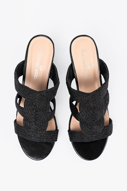 Mustade punutud sandaalid kõrge kontsaga