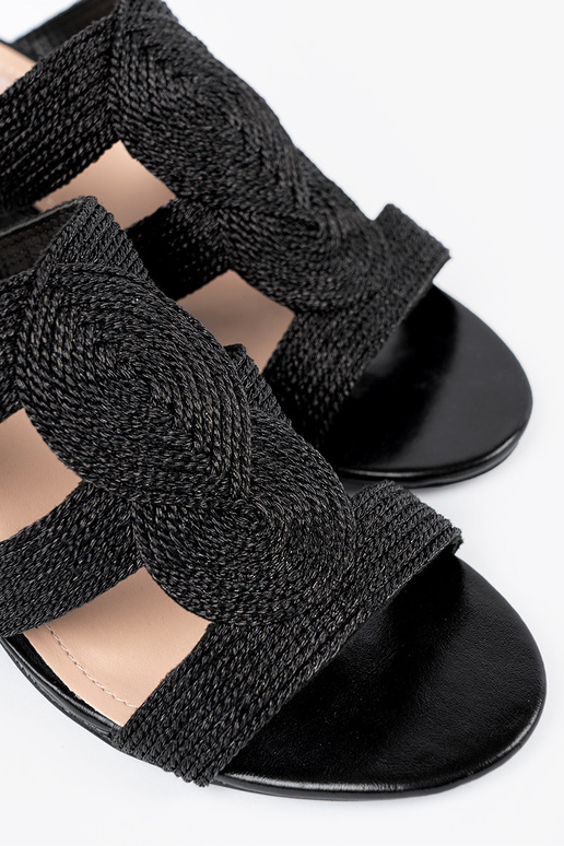 Mustade punutud sandaalid kõrge kontsaga