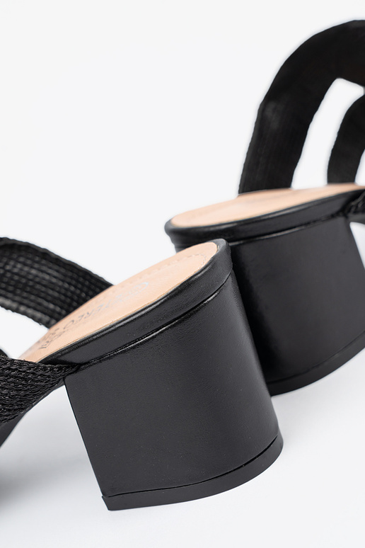 Mustade punutud sandaalid kõrge kontsaga