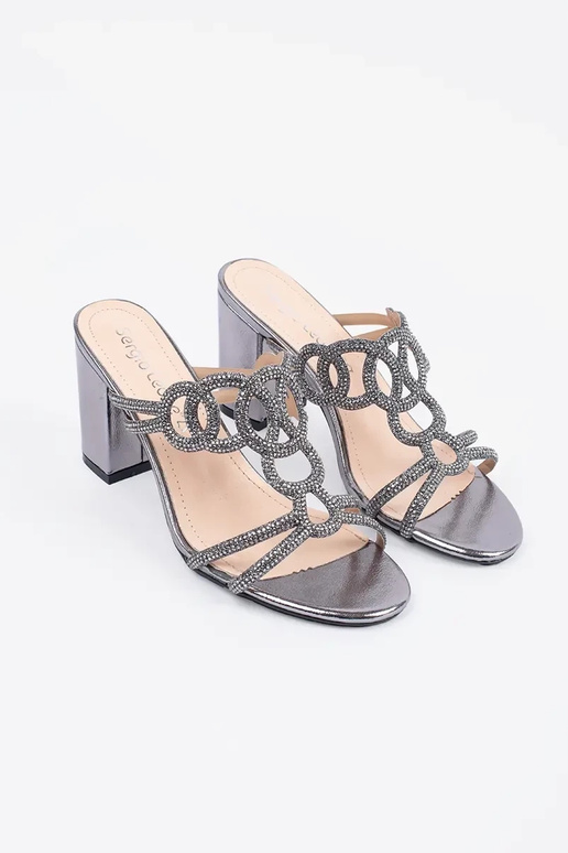 Hõbedased sussid kõrgel kontsal... Hõbedased sussid kõrgel kontsal...