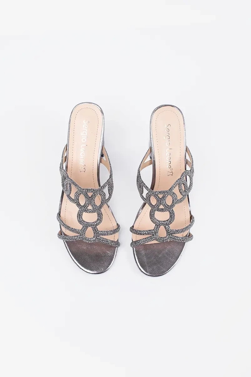 Hõbedased sussid kõrgel kontsal... Hõbedased sussid kõrgel kontsal...