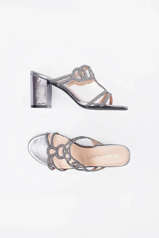 Hõbedased sussid kõrgel kontsal... Hõbedased sussid kõrgel kontsal...