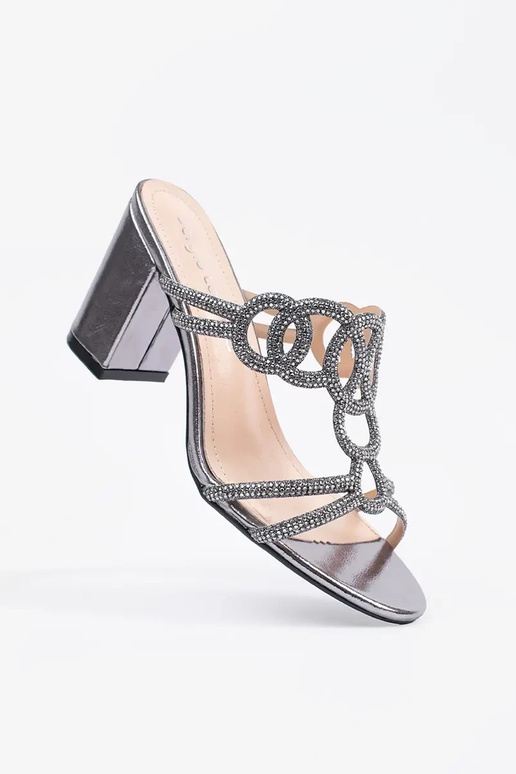 Hõbedased sussid kõrgel kontsal... Hõbedased sussid kõrgel kontsal...